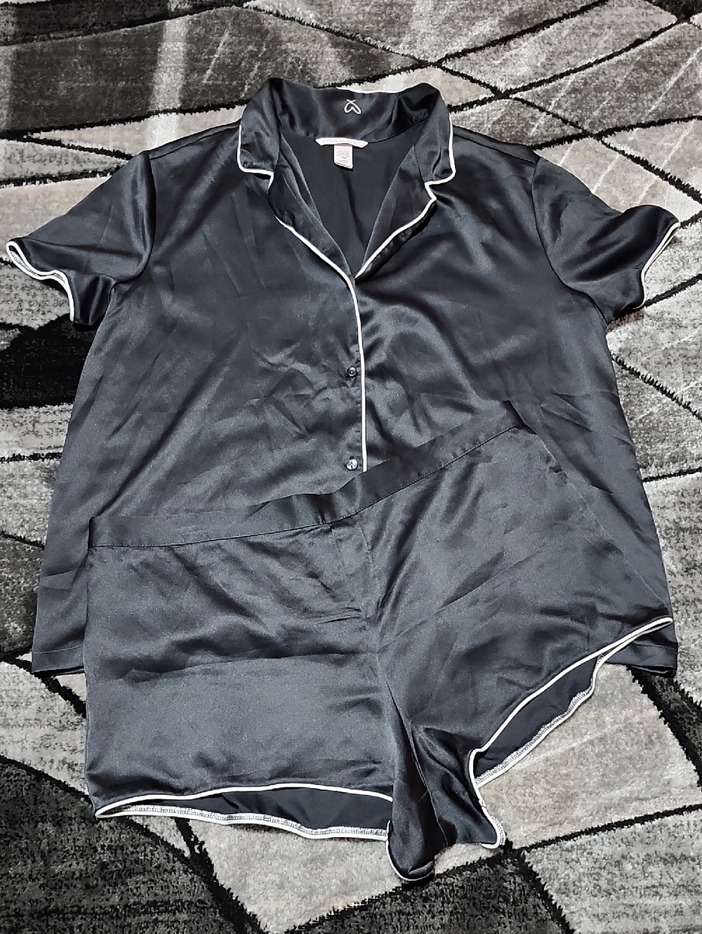 VICTORIA SECRET 2018 SIGNATURE 2-PIECE BLACK BUTTON-DOWN PAJAMA LOUNGE SET